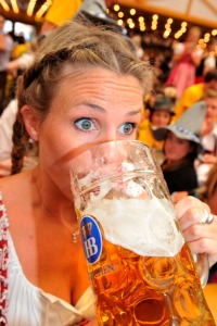 MUN162 MÚNICH (ALEMANIA), 18/09/2010. Una mujer bebe del tradicional "Mass" (litro de cerveza) durante la primera jornada de la 177 edición del Oktoberfest en Múnich, Alemania, hoy, sábado 18 de septiembre de 2010. Los orígenes de la famosa fiesta de la cerveza datan de 1810 cuando, con motivo de la boda del rey Luis I de Baviera con Teresa de Sajonia y Hildburghausen, se realizó una fiesta en un campo cercano a Múnich que incluía una carrera de caballos, y a la que, años más tarde, se irían añadiendo desfiles de trajes tradicionales, reuniones de propietarios de cervecerías o atracciones de feria. EFE/Felix Hoerhaeger